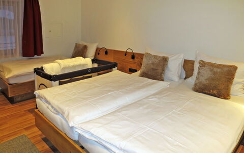 Apart Bergart: Chambre, Lit, Meubles, Pièce, Propriété, Cadre De Lit, Matelas, Drap De Lit, Literie, Sol