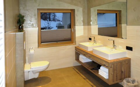 Apart Bergart: Salle De Bains, Pièce, Propriété, Évier, Design Intérieur, Sol, Meubles, Armoire De Toilette, Tuile, Luminaire Plomberie