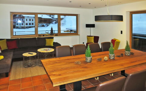 Apart Bergart: Table, Meubles, Canapé, Bois, Éclairage, Design Intérieur, Sol, Salon, Architecture, Chaise
