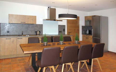 Apart Bergart: Table, Meubles, Cabinetry, Chaise, Bâtiment, Comptoir, Bois, Cuisine, Design Intérieur, Sol