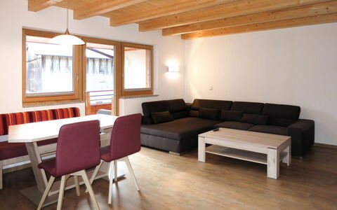 Nina: Pièce, Meubles, Propriété, Sol, Bâtiment, Design Intérieur, Salon, Parquet, Plafond, Dur
