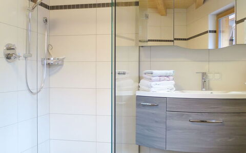 Nina: Pièce, Sol, Mur, Tuile, Salle De Bains, Plafond, Architecture, Sol, Bâtiment, Maison