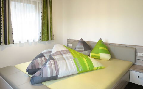 Nina: Chambre, Pièce, Lit, Meubles, Drap De Lit, Propriété, Design Intérieur, Literie, Cadre De Lit, Matelas