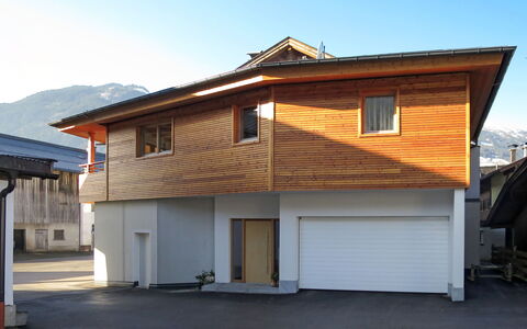 Nina: Propriété, Maison, Domicile, Toit, Bâtiment, Siding, Immobilier, Zone Résidentielle, Façade, Chalet
