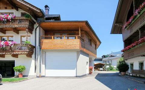 Nina: Ciel, Plante, Bâtiment, Quartier, Loisir, Maison, Design Urbain, Zone Résidentielle, Pot De Fleur