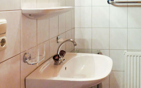 Kaltenbach 626: Salle De Bains, Propriété, Pièce, Tuile, Robinet, Évier, Mur, Architecture, Luminaire Plomberie, Design Intérieur