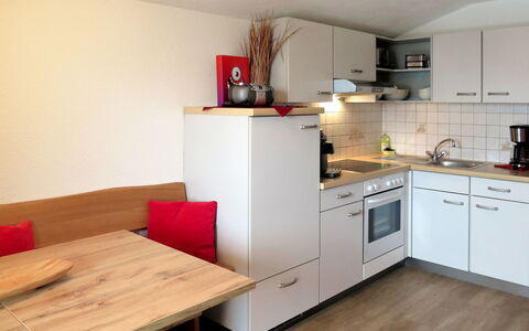 Kaltenbach 626: Pièce, Propriété, Meubles, Comptoir, Cuisine, Design Intérieur, Cabinetry, Bâtiment, Sol, Parquet