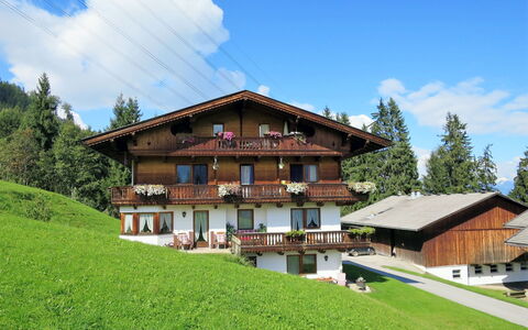 Kaltenbach 626: Nuage, Ciel, Plante, Propriété, Bâtiment, Fenêtre, Vert, Arbre, Paysage Naturel, Maison