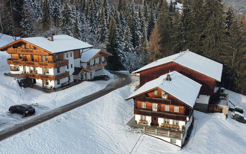 Kaltenbach 626: Neige, Bâtiment, Fenêtre, Véhicule, Maison, Arbre, Bois, Pente, Chalet, Montagne