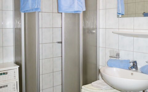 Kaltenbach 627: Salle De Bains, Pièce, Propriété, Bleu, Tuile, Accessoire Salle De Bain, Luminaire Plomberie, Mur, Design Intérieur, Sol