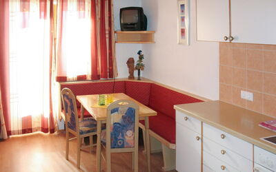 Gasthof Almluft 604.5: Pièce, Propriété, Meubles, Sol, Bâtiment, Cuisine, Cabinetry, Maison, Comptoir, Design Intérieur