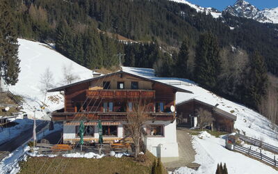 Stumm Im Zillertal 604: Propriété, Ciel, Table, Bois, Ombre, Sol, Mobilier De Jardin, Chaise, Sol, Tache De Bois