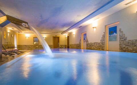 Stumm im Zillertal 605: Bâtiment, L'Eau, Ciel, Piscine, Maison, Éclairage, Design Intérieur, Sol, Sol, Loisir