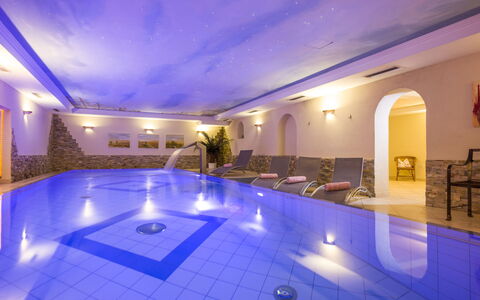 Stumm im Zillertal 605: Bâtiment, Propriété, Bleu, Bleu Azur, Piscine, Violet, Éclairage, Sol, Sol, Loisir
