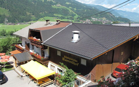 Zell am Ziller 615: Bâtiment, Montagne, Plante, Nuage, Fenêtre, Ciel, Maison, Bois, Pente, Chalet