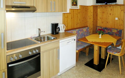 Zell am Ziller 615: Comptoir, Pièce, Cuisine, Propriété, Meubles, Cabinetry, Cuisinière, Bâtiment, Sol, Maison
