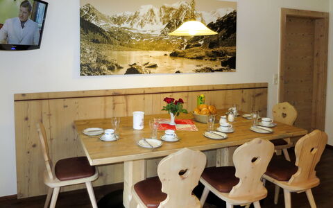 Zell am Ziller 615: Salle À Manger, Pièce, Meubles, Table, Propriété, Design Intérieur, Mur, Chaise, Maison, Table Cuisine Et Salle A Manger