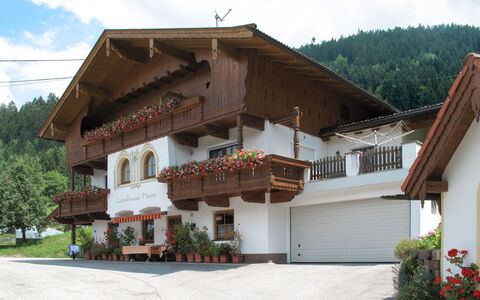 Landhaus Heim: Propriété, Maison, Bâtiment, Toit, Domicile, Immobilier, Architecture, Chalet, Façade, Bois