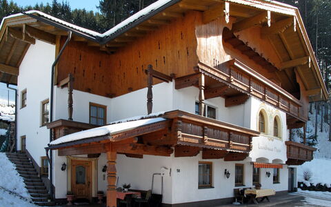 Landhaus Heim: Bâtiment, Propriété, Neige, Fenêtre, Arbre, Maison, Pente, Bois, Façade
