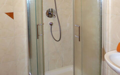 Zell am Ziller 617: Douche, Porte De Douche, Salle De Bains, Panneau De Douche, Pièce, Propriété, Luminaire Plomberie, Porte, Bar De Douche, Verre
