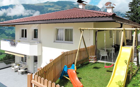 Zell am Ziller 617: Plante, Ciel, Bâtiment, Nuage, Propriété, Fenêtre, Vert, Maison, Porche, Bois
