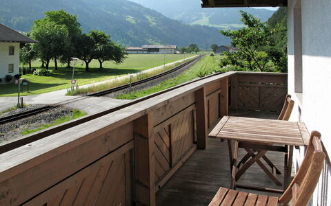 Zell am Ziller 630: Propriété, Maison, Meubles, Bâtiment, Pièce, Balcon, Architecture, Arbre, Bois, Paysage