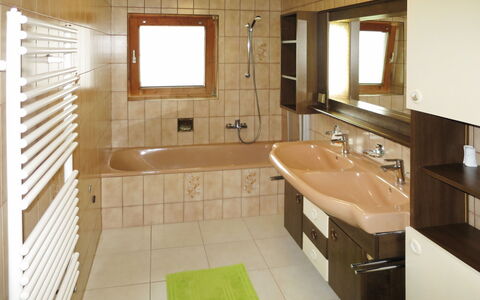 Zell am Ziller 630: Salle De Bains, Pièce, Propriété, Tuile, Design Intérieur, Sol, Évier, Meubles, Luminaire Plomberie, Architecture