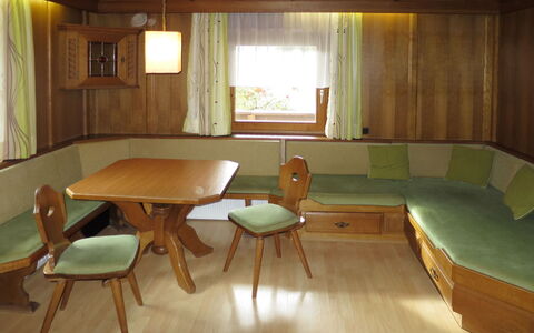Zell am Ziller 630: Pièce, Meubles, Propriété, Design Intérieur, Sol, Table, Bâtiment, Dur, Bois, Sol