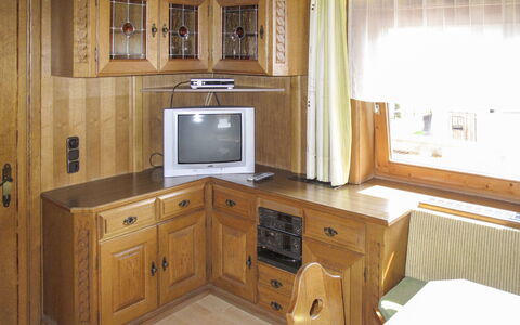 Zell am Ziller 630: Meubles, Cabinetry, Pièce, Propriété, Cuisine, Placard, Design Intérieur, Comptoir, Bâtiment, Tiroir