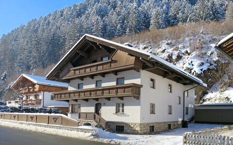 Zell am Ziller 630: Bâtiment, Ciel, Montagne, Neige, Fenêtre, Arbre, Maison, Pente, Bois, Plante
