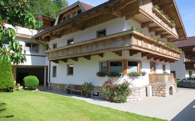 Zell am Ziller 630: Plante, Bâtiment, Propriété, Ciel, Fenêtre, Roue, Maison, Arbre, Chalet