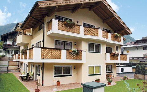 Mayrhofen 687: Ciel, Bâtiment, Propriété, Nuage, Plante, Fenêtre, Maison, Design Urbain, Condominium, Zone Résidentielle