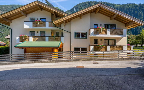 Mayrhofen 687: Bâtiment, Ciel, Propriété, Plante, Fenêtre, Architecture, Lot Terre, Maison, Arbre, Ombre