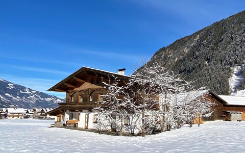 Mayrhofen 691: Ciel, Neige, Montagne, Nuage, Bâtiment, Maison, Pente, Paysage Naturel, Terrain, Paysage