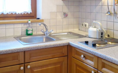 Gredler 691.2: Pièce, Propriété, Cabinetry, Cuisine, Meubles, Comptoir, Évier, Evier, Design Intérieur, Bâtiment