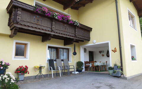 Brugger: Propriété, Bâtiment, Maison, Balcon, Immobilier, Cour, Architecture, Façade, Plante, Fenêtre