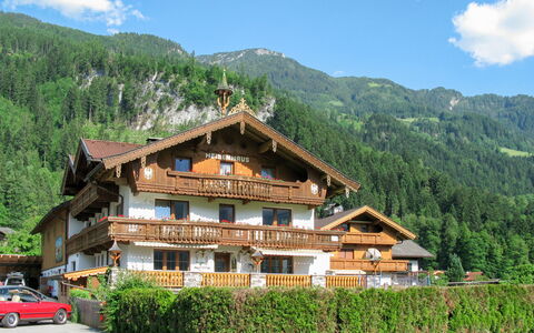 Mayrhofen 709: Nuage, Ciel, Plante, Montagne, Bâtiment, Propriété, Voiture, Roue, Vert