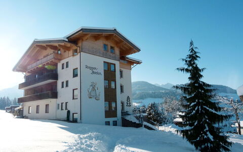 Wildschönau 650: Ciel, Bâtiment, Montagne, Neige, Fenêtre, Bleu Azur, Plante, Arbre, Pente, Maison