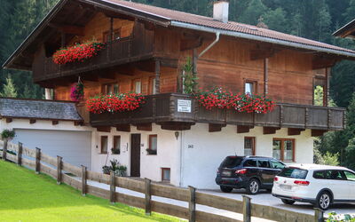 Wildschönau 664: Roue, Plante, Bâtiment, Voiture, Propriété, Fenêtre, Véhicule, Arbre, Fleur