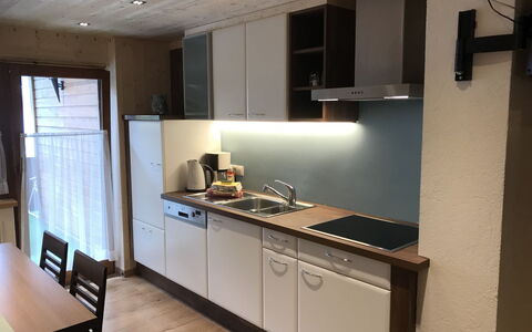 Prutz Kaunertal 656: Cabinetry, Meubles, Comptoir, Cuisinière, Appareil De Cuisine, Évier, Électroménager, Bois, Chaise, Cuisine