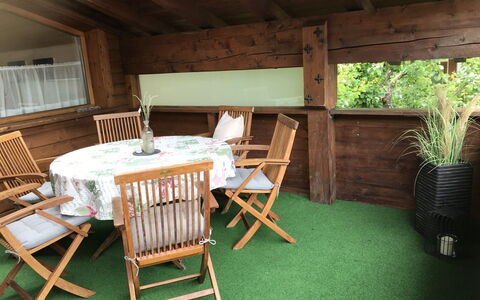 Prutz Kaunertal 656: Plante, Meubles, Table, Chaise, Bois, Bâtiment, Design Intérieur, Mobilier De Jardin, Sol, Loisir