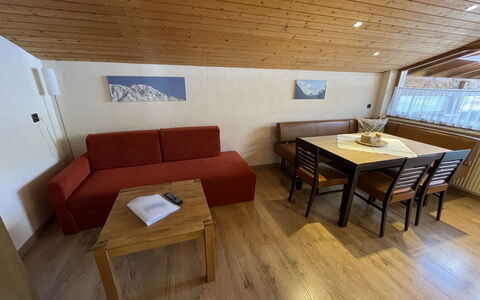 Prutz Kaunertal 656: Meubles, Propriété, Canapé, Table, Bois, Confort, Design Intérieur, Maison, Bâtiment, Sol
