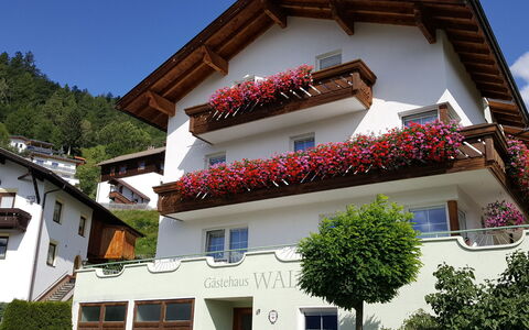 Prutz Kaunertal 658: Bâtiment, Fleur, Plante, Ciel, Propriété, Fenêtre, Blanc, Maison, Arbre