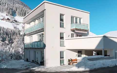 Tschiderer: Ciel, Bâtiment, Neige, Fenêtre, Design Urbain, Maison, Zone Résidentielle, Immobilier, Pente, Façade