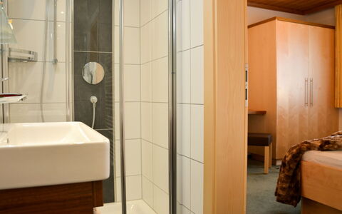 Kappl 635: Propriété, Évier, Salle De Bains, Miroir, Robinet, Luminaire Plomberie, Éclairage, Bois, Design Intérieur