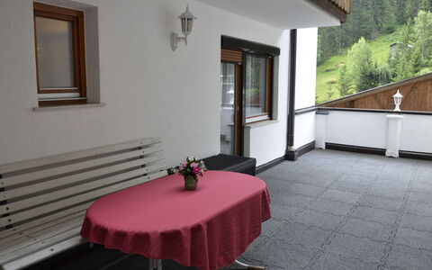 The Siegele: Bâtiment, Meubles, Plante, Fenêtre, Table, Bois, Design Intérieur, Sol, Sol, Plante D'Appartement