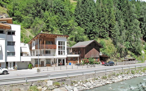 Michael: L'Eau, Bâtiment, Plante, Propriété, Nuage, Fenêtre, La Nature, Arbre, Maison, Véhicule
