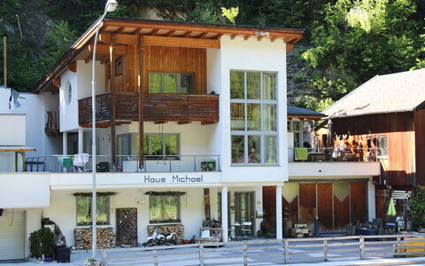 Michael: Fenêtre, Bâtiment, Arbre, Architecture, Porte, Ombre, Loisir, Design Urbain, Immobilier, Plante