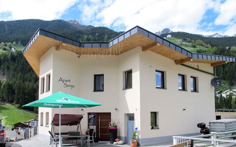 Apart Sonja: Nuage, Ciel, Montagne, Propriété, Bâtiment, Plante, Fenêtre, Arbre, Chalet, Maison