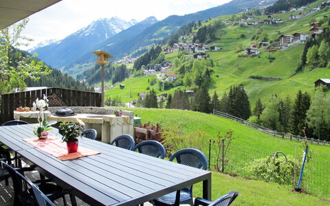 Apart Sonja: Montagnes Relief, Montagne, Chaîne De Montagnes, Propriété, Paysage Naturel, Alpes, Station De Montagne, Immobilier, Maison, Table